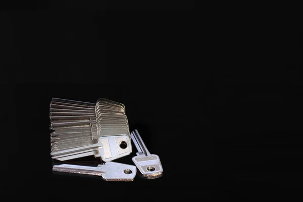 Chaves de metal em branco em um fundo escuro — Fotografia de Stock