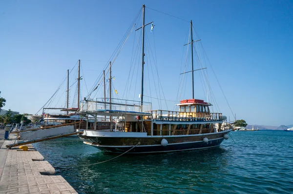 Ships and yachts in the harbour of Kos on sunny day — Stock Photo, Image