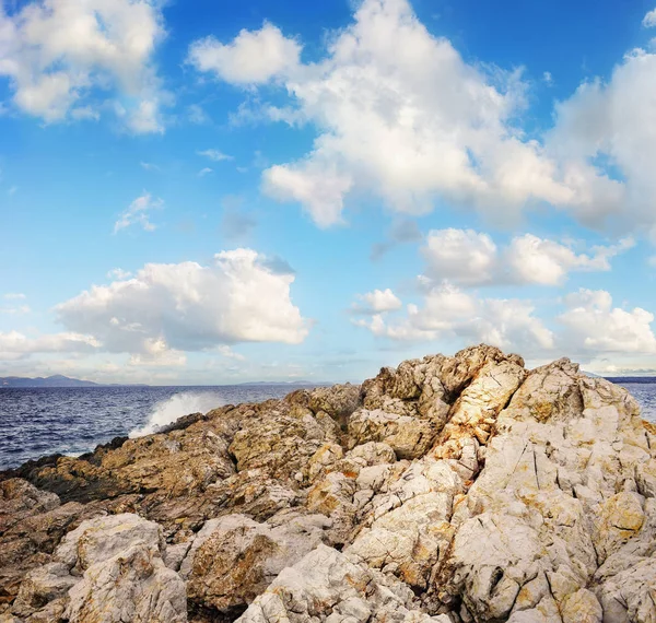Schöne Landschaft mit Felsen und weißen Wolken — Stockfoto