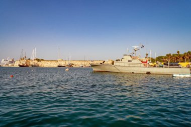 Güneşli bir günde Kos limanının manzarası