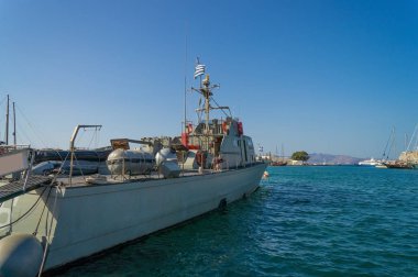 Güneşli bir günde Kos Rıhtımı 'nın gemileriyle manzarası