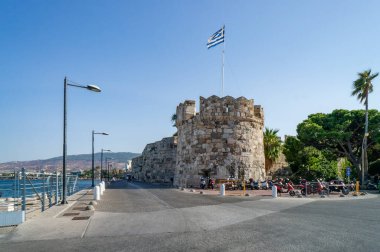 Güneşli bir günde Kos adasında bayraklı Neratzia Kalesi kulesi