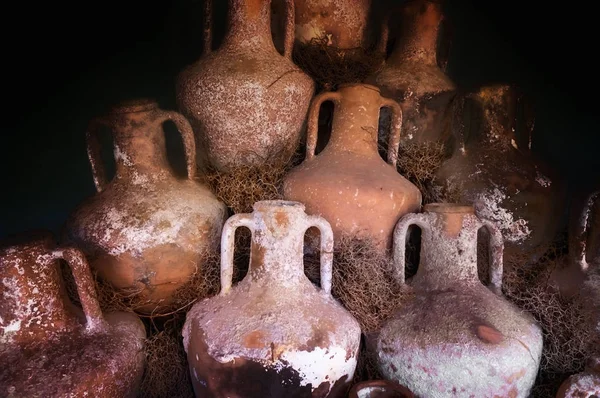 Старые глиняные кувшины — стоковое фото