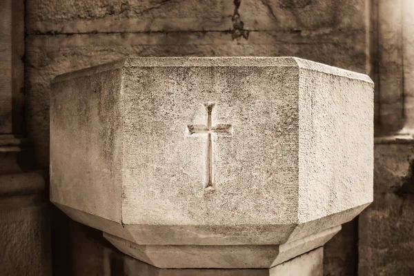 Vista próxima de vaso de água benta de concreto com uma cruz — Fotografia de Stock