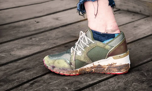 Vista Ravvicinata Della Gamba Con Scarpa Sporca Una Passerella Legno — Foto Stock