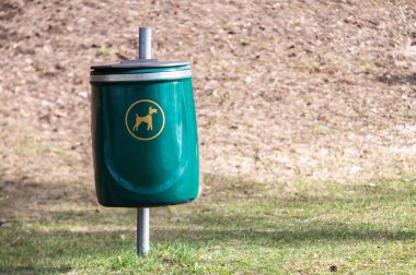 Parktaki çöp tenekesi. Yakın görünüm.