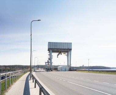 Köprü vinci güneşli bahar gününde yol kenarında. 