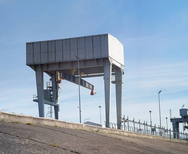 Brückenkran Auf Dem Betondamm Einem Sonnigen Frühlingstag — Stockfoto