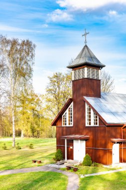 Baharda Virsuziglis 'te çan kulesi olan küçük ahşap kilise. Litvanya.
