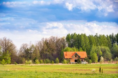 Baharda seramik bloklardan ve kırmızı çatıdan yeni bir ev inşa ediliyor..