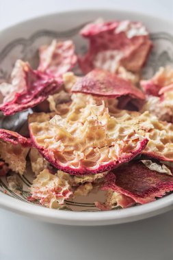 Nar, beyaz bir tabakta soyulur. Kapatın. Doğal antibiyotik..