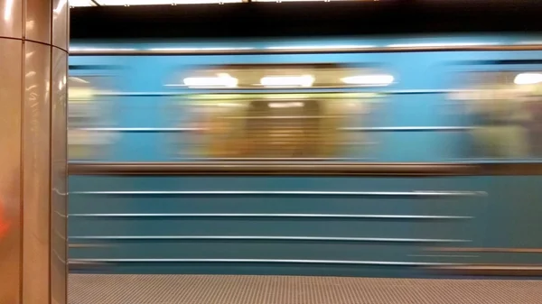 Metro snel bewegende in metrostation — Stockfoto