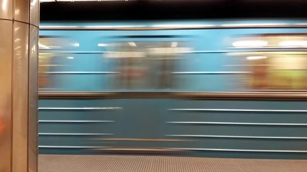 रैपिड मेट्रो ट्रेन खाली स्टेशन पर चल रही है — स्टॉक फ़ोटो, इमेज