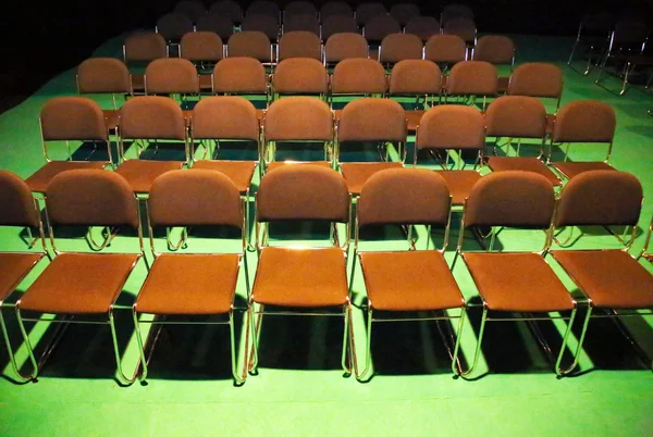 Rijen van lege stoelen bereid voor een indoor evenement — Stockfoto