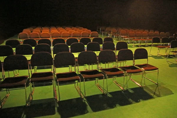 Linhas de cadeiras vazias preparadas para um evento interno — Fotografia de Stock