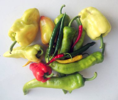 Beyaz damızlık üzerinde çeşitli Macar kırmızı biber kırmızı yeşil sarı renkli