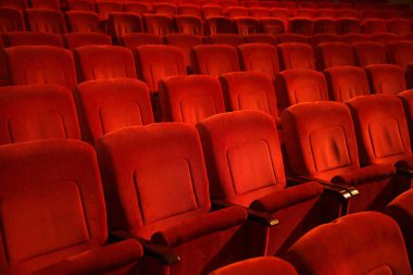  Boş film tiyatro koltukları satırda kırmızı boyalı 