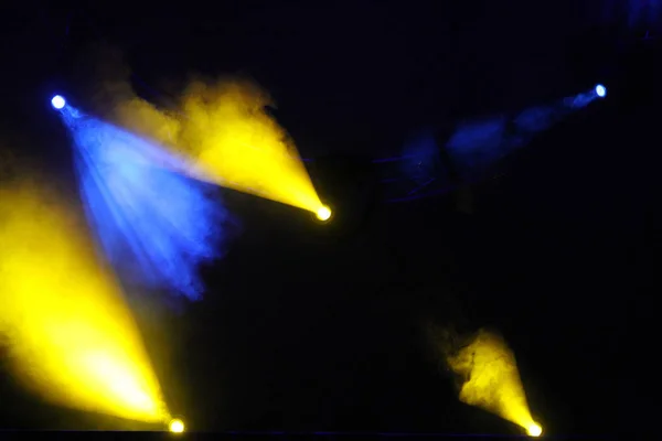 Imagem de clarão de iluminação amarelo azul em um palco — Fotografia de Stock