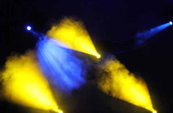 Imagem de clarão de iluminação amarelo azul em um palco — Fotografia de Stock