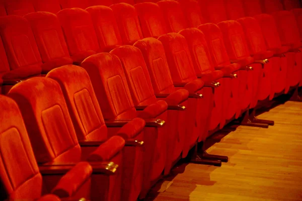 Interiors empty reddish cinema chairs seats in low-key indoors — Stock Photo, Image
