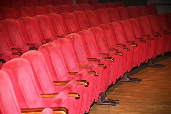 Los interiores vacían asientos de sillas de cine rojizas en interiores de bajo perfil —  Fotos de Stock