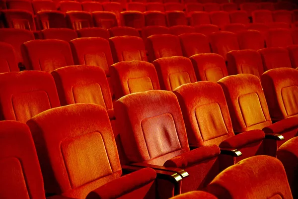 Los interiores vacían asientos de sillas de cine rojizas en interiores de bajo perfil — Foto de Stock