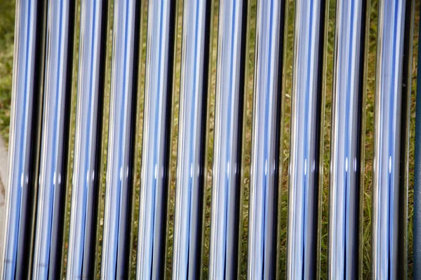 튜브를 배경으로 태양 열 난방 시스템의 — 스톡 사진