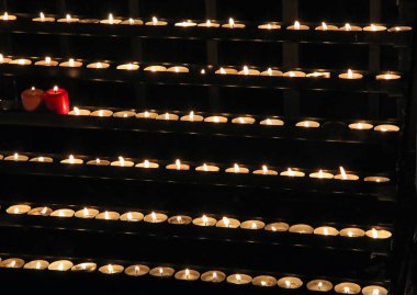 Tapınağın anılar için yanan tereyağı mumlar