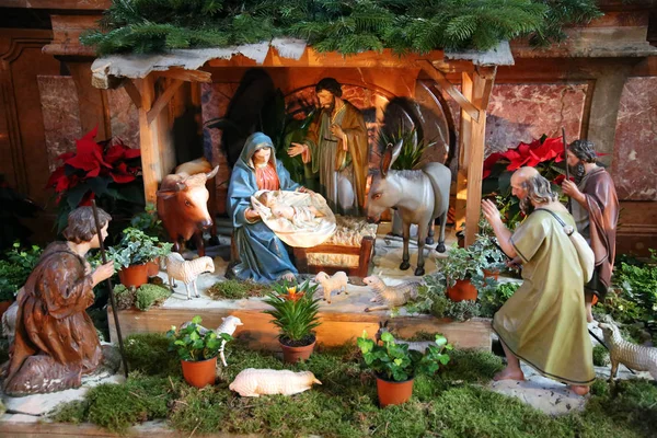 Heilige familie het kindje Jezus, de Maagd Maria en Sint-Jozef in de schuur — Stockfoto