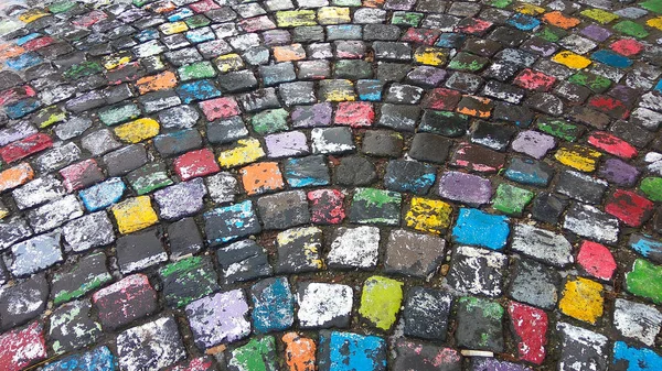 Muchos adoquines pintados de colores pavimento de piedra en después de la lluvia —  Fotos de Stock