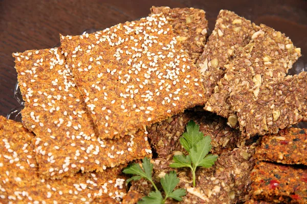 Biscoitos de especiarias pães de grão na mesa — Fotografia de Stock