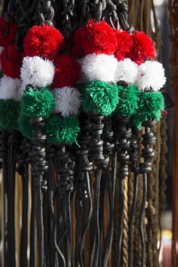 Kamçı Çiftçi Market Satılık kırmızı beyaz ve yeşil renkli