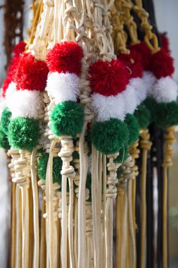 Kamçı Çiftçi Market Satılık kırmızı beyaz ve yeşil renkli