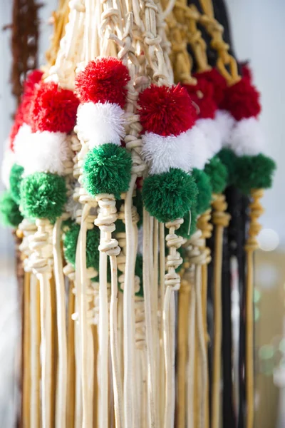 Kırmızı beyaz ve yeşil renkli hayvan çiftçi pazarda hayvan sürüsü için kamçı