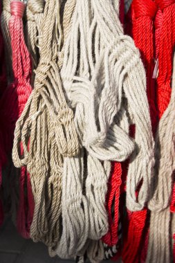 El yapımı kırmızı ve beyaz renkli yular Çiftçi Market Satılık riders için