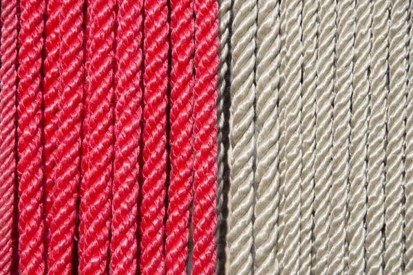 Rood en wit gekleurd touw opknoping in rij — Stockfoto