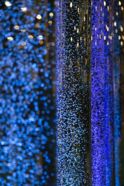 Su kabarcıkları hızlı bir şekilde şeffaf tüplerde yüzmek