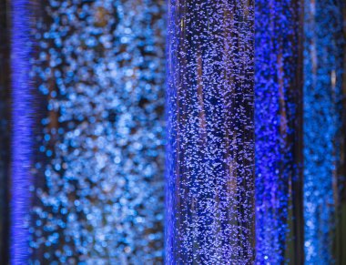 Su kabarcıkları hızlı bir şekilde şeffaf tüplerde yüzmek 