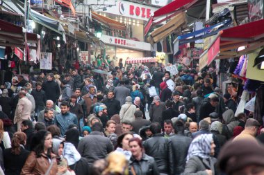 Satıcı ve alıcılar kalabalık bir alışveriş sokak pazar Istanbul'da