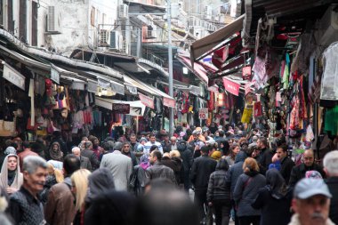 Satıcı ve alıcılar kalabalık bir alışveriş sokak pazar Istanbul Türkiye