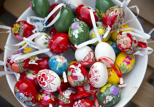 Деревянные пасхальные яйца ручной работы для украшения различного цвета — стоковое фото