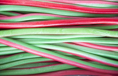 Şeker dükkanı kırmızı ve yeşil renkli şekerlemeler