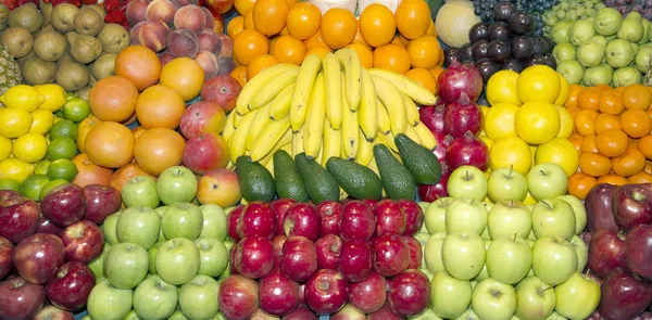 Variedad madura de frutas puestas a la venta en el mercado — Foto de Stock