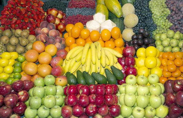 Ώριμα ποικιλία φρούτων που διατίθενται προς πώληση στην αγορά — Φωτογραφία Αρχείου