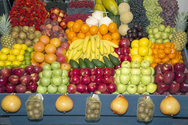 Foto de gran angular de muchas frutas coloridas en el puesto de mercado de los agricultores — Foto de Stock