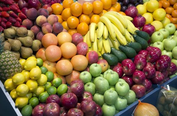 Primer plano de muchas frutas coloridas en el puesto de mercado de los agricultores — Foto de Stock