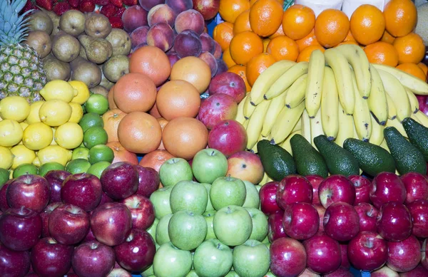 Conjunto de frutas orgánicas recién recogidas en el puesto del mercado — Foto de Stock