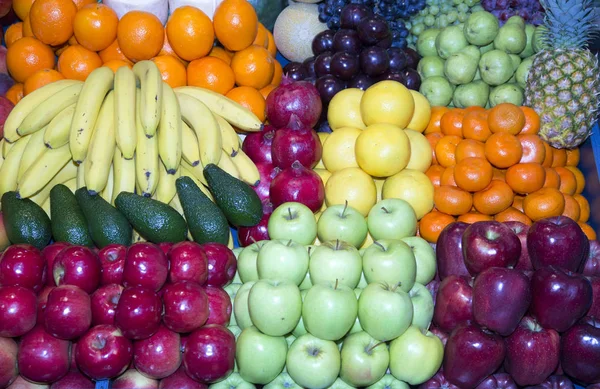 Frisch geerntete Sammlung von Bio-Früchten als Hintergrund — Stockfoto