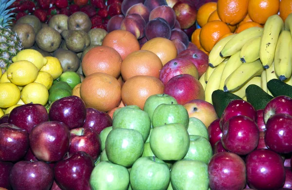 Gran surtido de frutas orgánicas en el mercado minorista — Foto de Stock