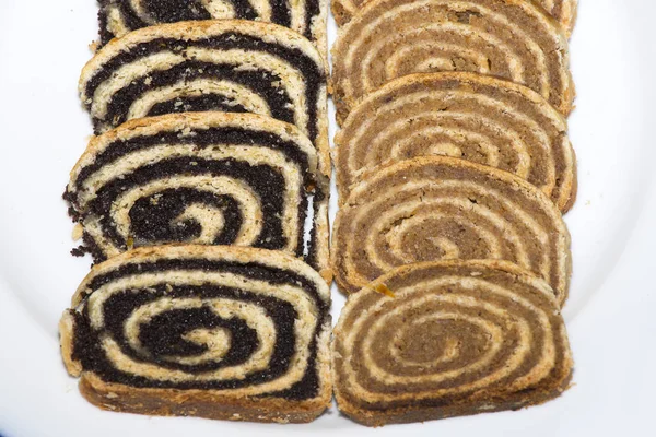 Венгерская домашняя традиционная грецкий орех и мак семян праздничная сладость — стоковое фото